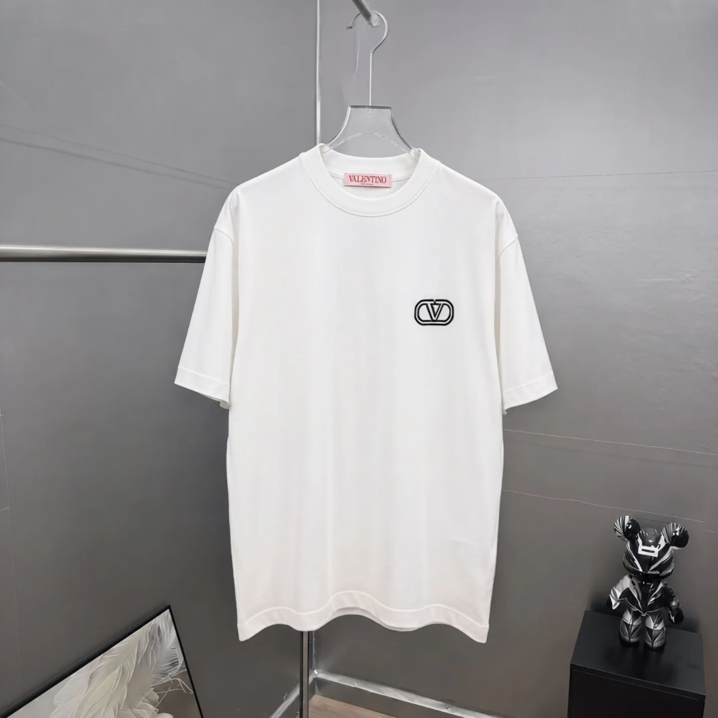 valent*no *Warren Classic embroidered logo letter "Difference currency fabric" Double yarn pure cotton top 7a antibacterial short-sleeved tee The upper body is very comfortable, Same Style half sleeves for men and women, dropped shoulders and loose version Color: Black White Coffee Brown Size: S (90-130 pounds) M (125-150 pounds) L (135-165 pounds) XL (160-190 pounds) XXL (185-220 pounds)